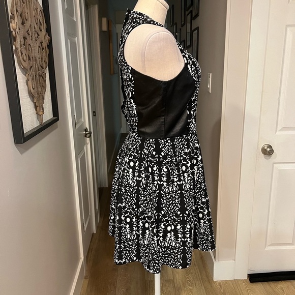 HUNTER BELL black and white abstract print with leather trip sleeveless dress - Picture 7 of 15